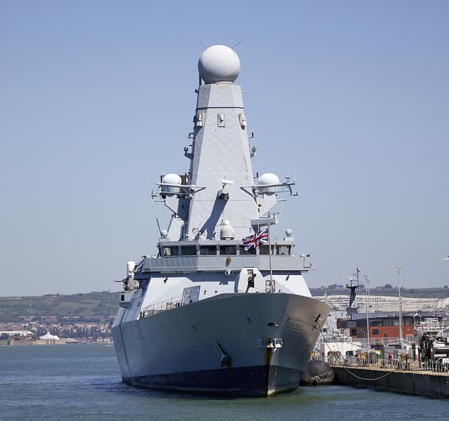 英国海军驱逐舰全部趴窝导弹没钱配齐航母面临裸奔