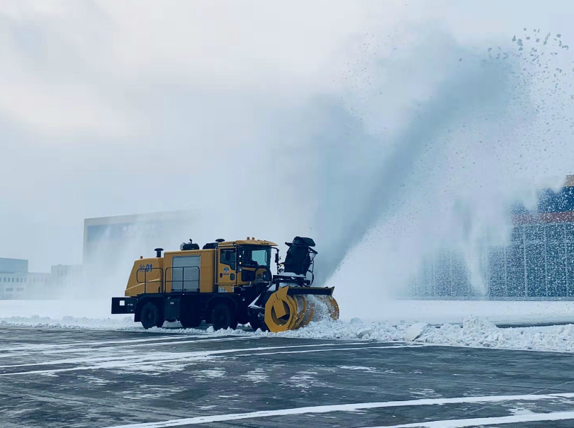 为高效除雪,前置滚刷扫雪车,热吹车,冷吹车等各种各样的车型大显身手.