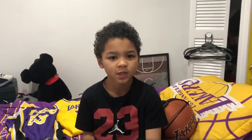 詹皇儿子被扔橘子皮湖人小球迷道歉只为博得布朗尼关注不想伤害他