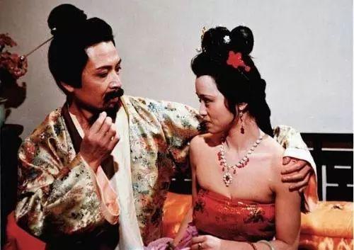 秦可卿与贾蓉十分恩爱，深受婆婆尤氏喜爱，为什么会被贾珍玷污？