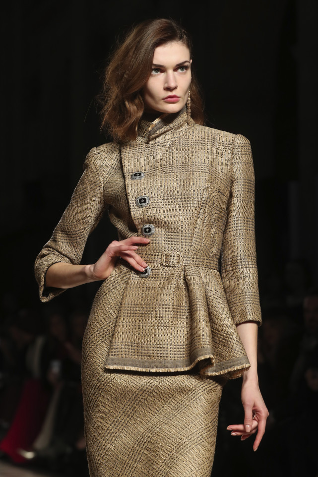 在法国巴黎高级定制时装周上,模特展示julien fournie品牌的2020春夏