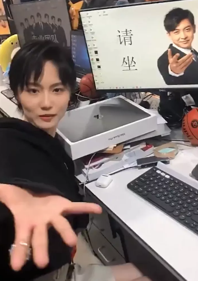 诸葛大力去新浪扫楼,一眼看到张伟电脑桌面,她的反应太吸粉了!