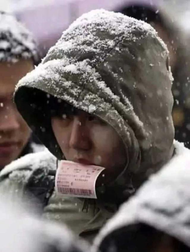 那年,南方碰上了五十年一遇的大雪灾,大半个中国的交通陷入瘫痪,铁路