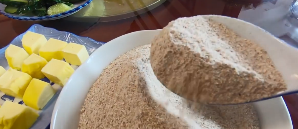 在甘肃农村吃藏餐,吃法很讲究只能靠手,酥油配糌粑还真不错!