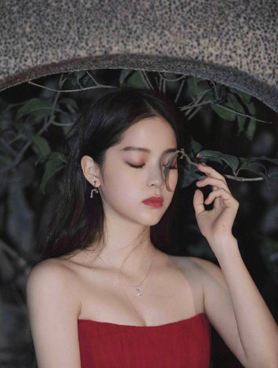 欧阳娜娜一袭红裙造型