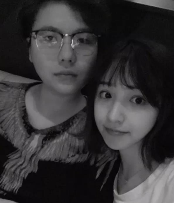 周二珂与榜一大哥合照?停播8月仍有铁粉坚守,水友默默祝福