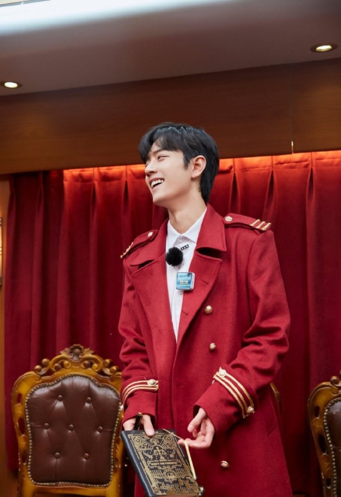 有种"列车员"叫肖战穿制服,一身红衣制服,低头那刻,我心动了