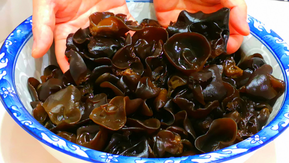 夏天泡木耳时万不可只加清水多加这2样木耳发得更快更干净