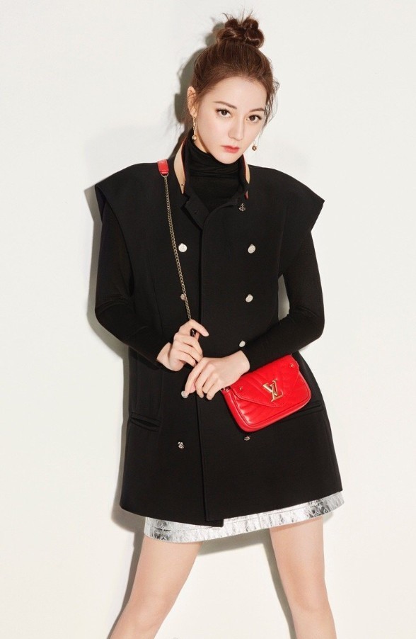 迪丽热巴半身裙配两个lv包包造型惊艳
