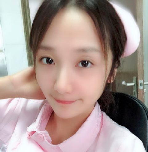 而在舞台上,陈佳莹绽放偶像风采,虽然站在边缘位置,还是同样拥有许多