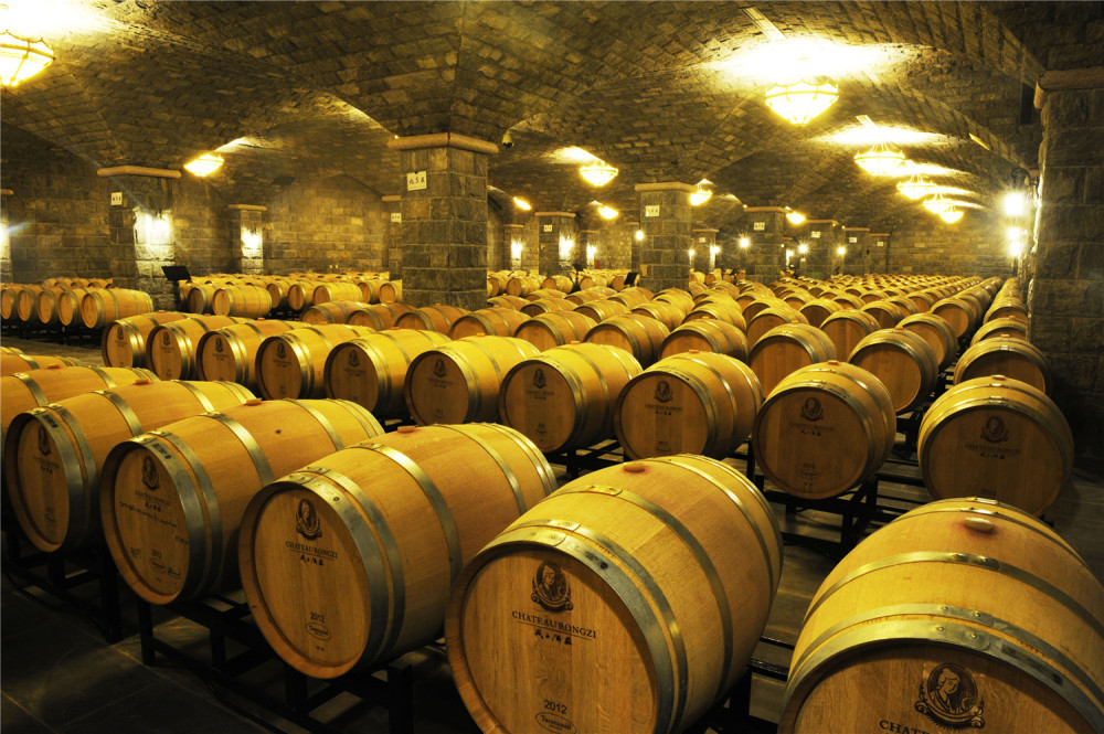 图为戎子酒庄的地下酒窖.(受访对象提供)