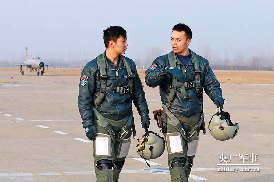 向战而飞春节前夕空军某旅组织编队飞行训练