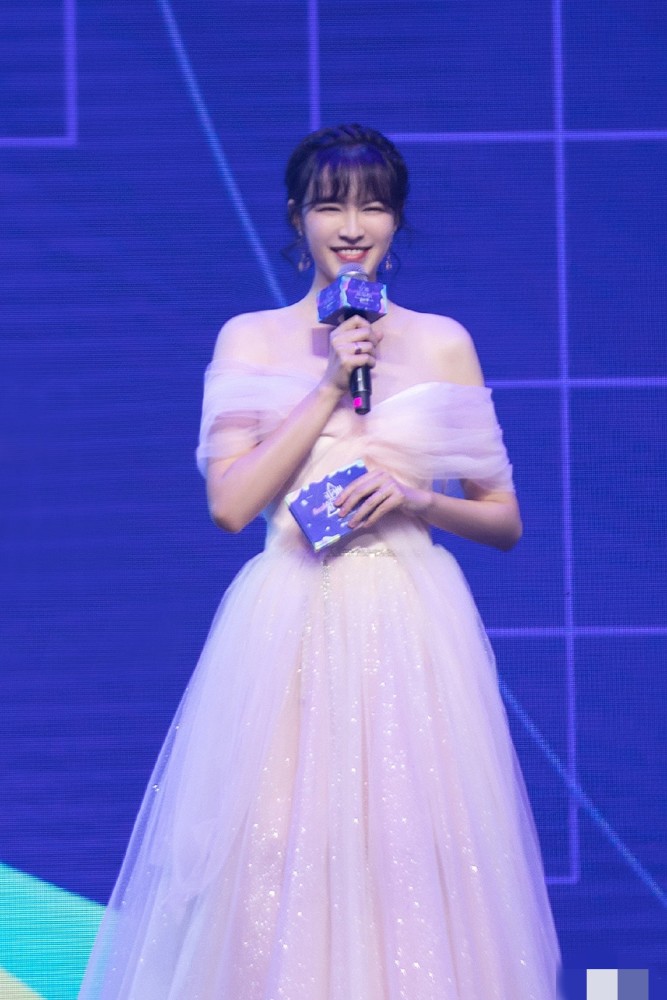 李艾晒儿子在家视频8个月小灯泡身手矫健要越狱真是把她着急坏了