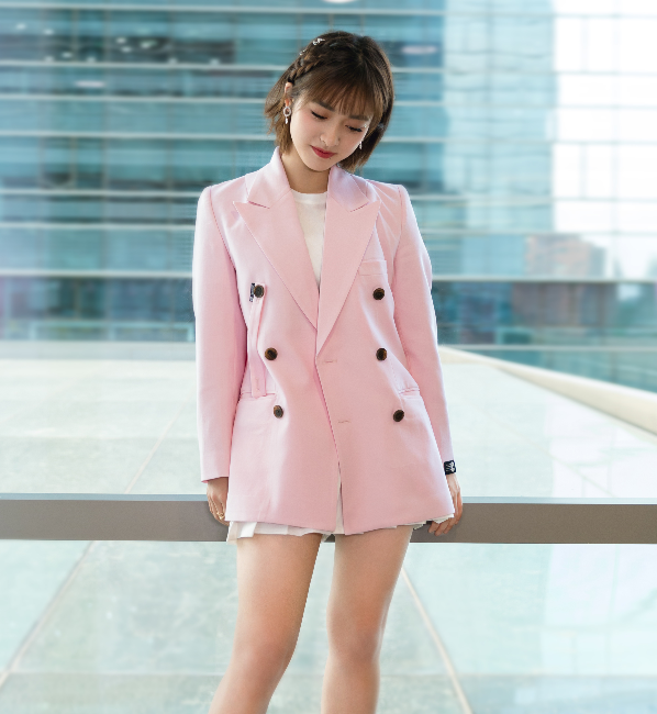 但是像沈月的这种穿搭,直接把她155的身高穿出了大长腿的即视感,而