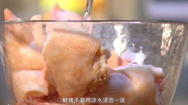 点燃加了白糖的茶叶,缕缕黄烟飘起,让酱好的猪手颜色更加诱人,激发