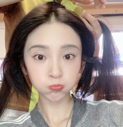 唐艺昕晒化妆照,当看到化妆师化眼线的手法:全网女生受教了