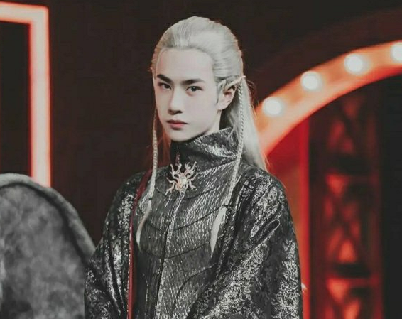 王一博cos精灵王子,还以为是电脑合成,笑起来妈粉秒变女友粉