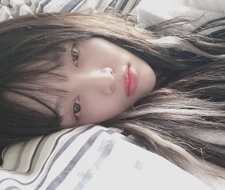 吴宣仪躺在床上晒自拍,双眼皮引热议,确定不是李小璐的妹妹?