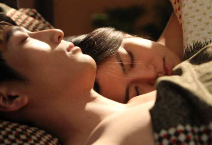 "睡觉戏"是怎么拍出来的?导演这招太绝了,网友:瞬间笑出猪叫声