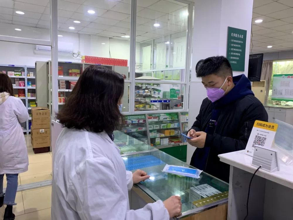 记者了解到,目前上药金山医药公司,每天在恒德大药房都有口罩供应.