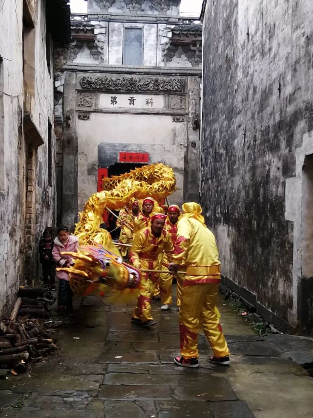 千年古村彭龙村,文化底蕴深厚,有着悠久的舞龙灯庆春节的历史习俗.