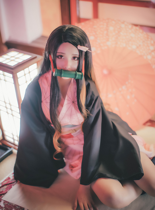 女初中生cos祢豆子莲藕袜穿成堆堆袜给这腿跪了