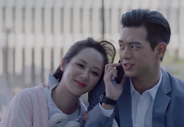 笑到失禁的穿帮镜头关晓彤的腿我忍了李现的手机太明显了