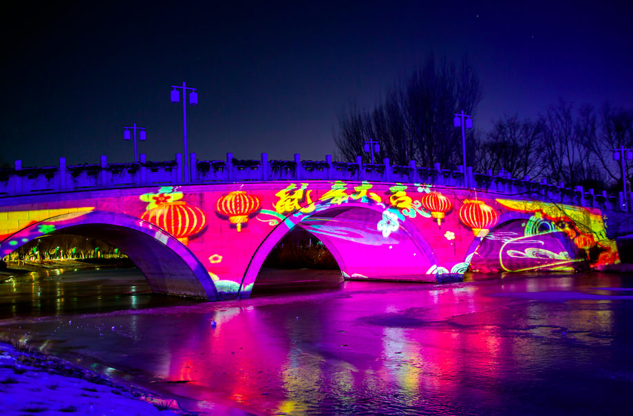 大运河森林公园内,4台投影仪从不同角度对准连接月岛的揽月桥.