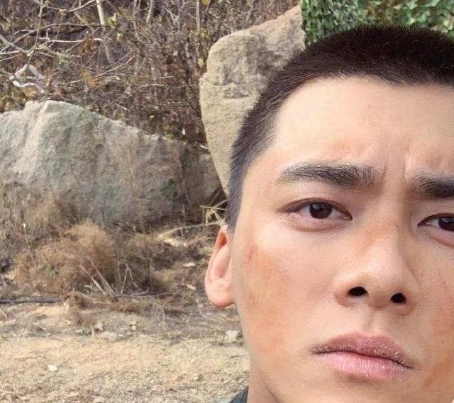 李易峰晒照回家过年,转型新作终迎来杀青,眼袋松弛却尽显疲态?