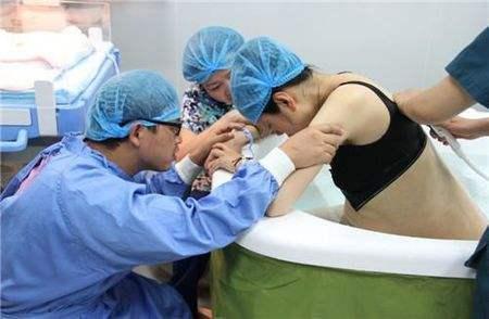 孕妈游个泳就把娃生了,这种分娩方式让网友感叹:不愧是战斗民族