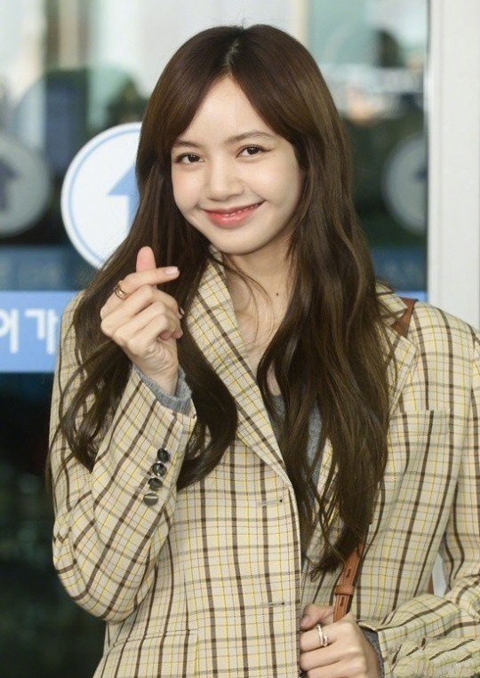 人间芭比lisa再换新发型穿米黄色西装配微刺裤气质空灵