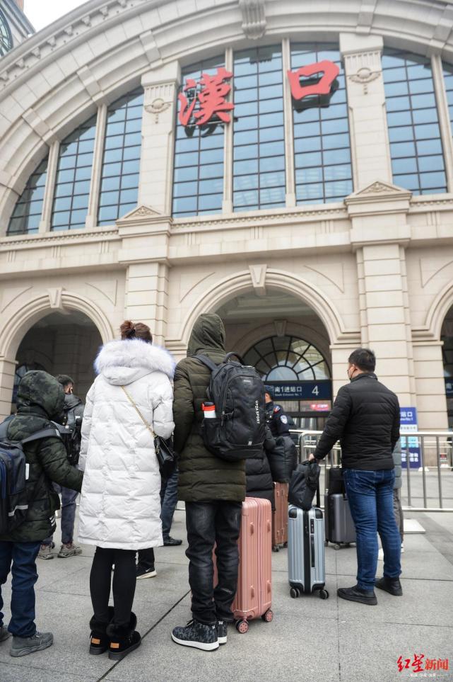 现场直击封城后的武汉火车站售票大厅大门关闭街上少有行人路过