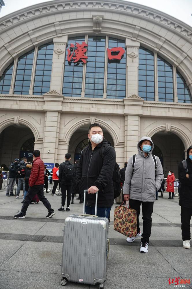 现场直击封城后的武汉火车站售票大厅大门关闭街上少有行人路过