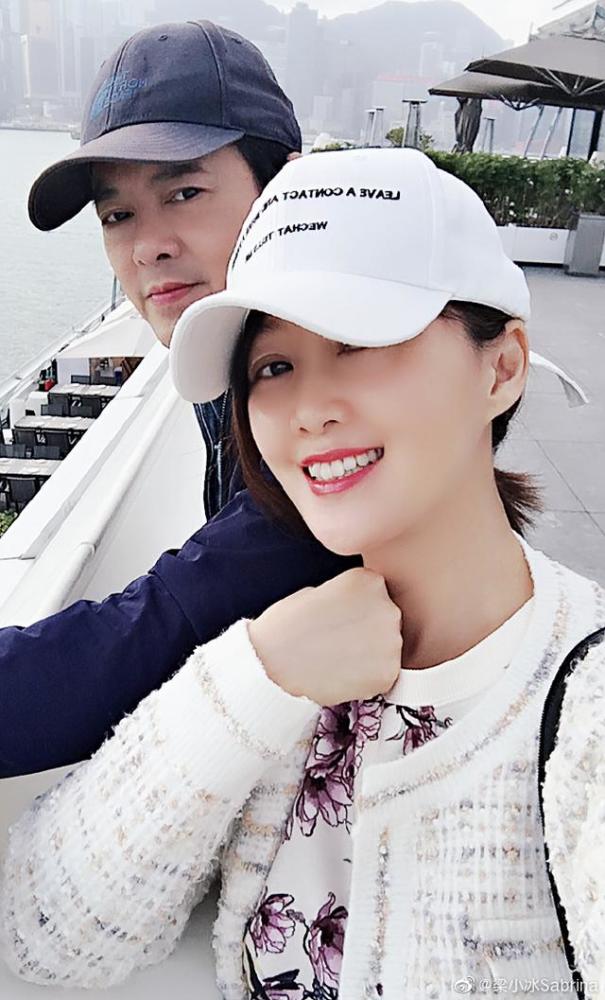 50岁梁小冰海边度假晒自拍,与老公罕见合体秀恩爱超甜