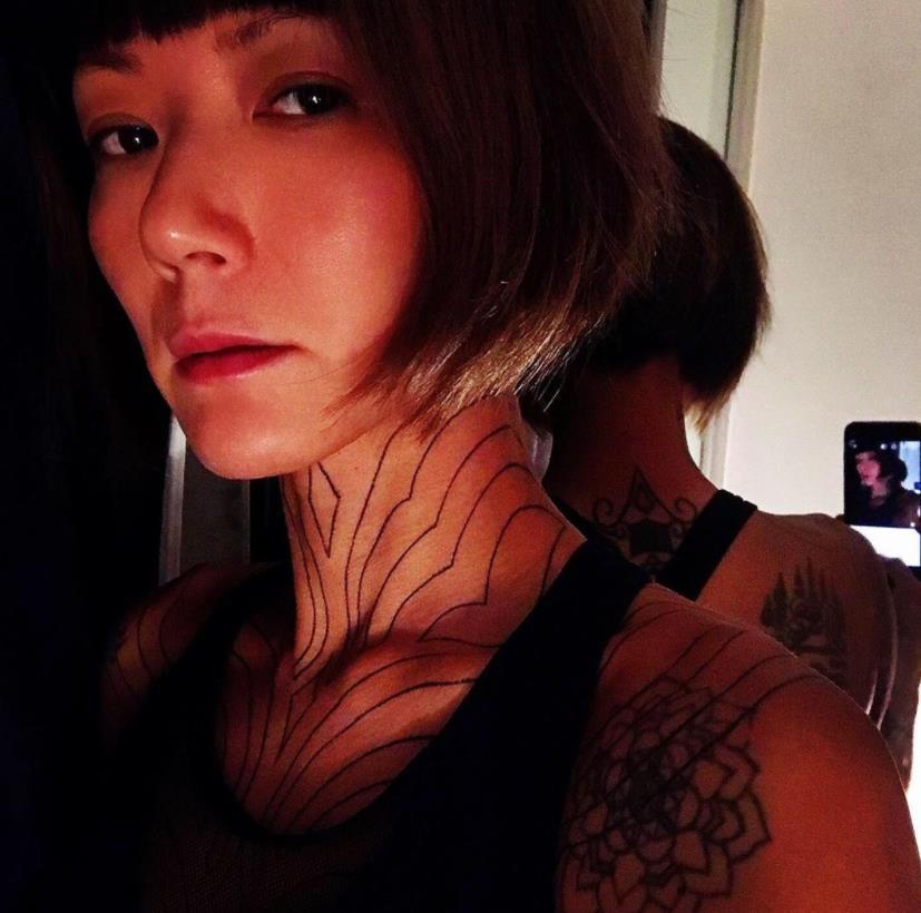 翻查卢巧音的个人社交账号,这个纹身是11月份之后才出现的,应该纹了没