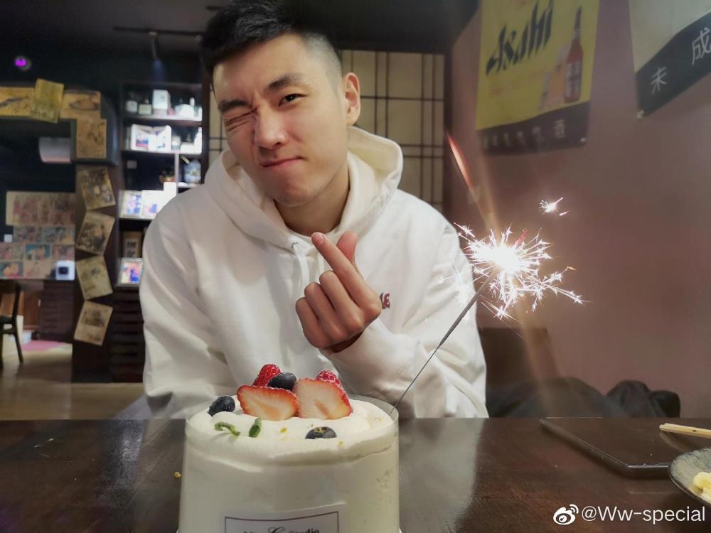 辽篮聚餐给高诗岩庆生,郭艾伦拍蛋糕痛下杀手,韩德君贺天举帮凶