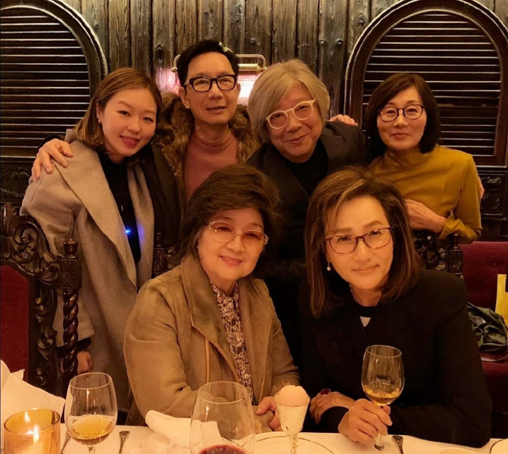 赵雅芝一家去聚会老公与儿子帅气有型71岁徐小凤罕露面精神好