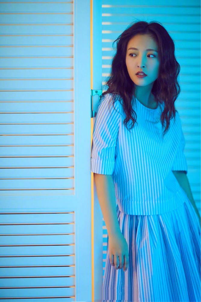 28岁吴倩暖冬写真照曝光,暖色系的造型搭配,青春气息扑面而来_腾讯