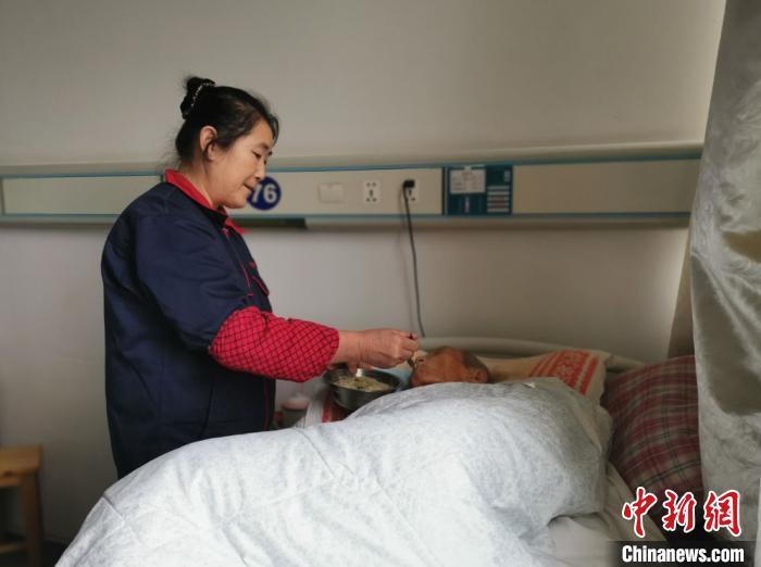 护工毕晓梅:四天工作56小时 老人们是她难舍的牵挂