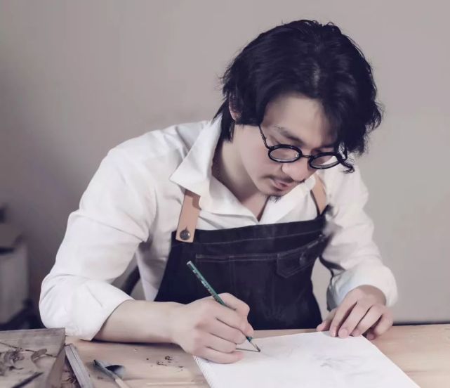 2019年,第72届万事达·戛纳电影节,杨宗霖站在红毯中央被各国记者轮番