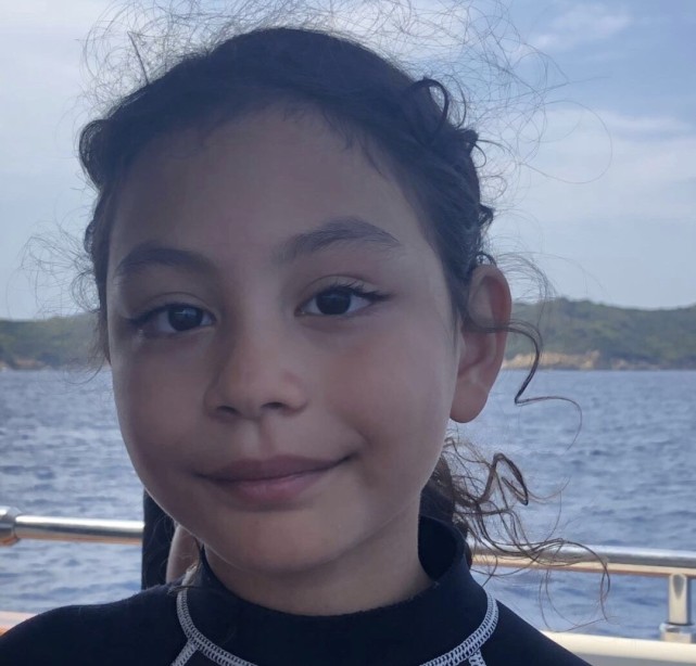 刘烨8岁女儿霓娜近照,浓眉大眼长相成熟,朴素造型难掩好气质