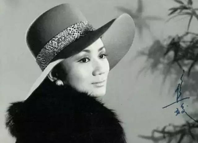 85岁曾江携焦姣与王馨平夫妇吃团圆饭四人合照曾江夫妇恩爱抢镜