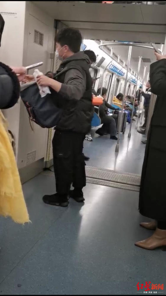 默默在付出：成都小哥地铁免费派送口罩