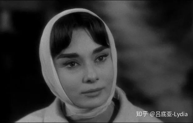 戴头巾,还出现在赫本的另一部电影《黄昏之恋》中.