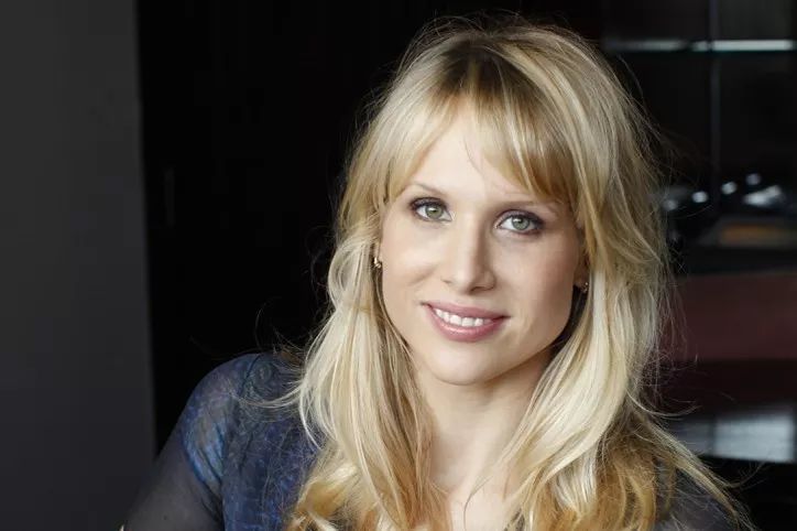 凯特则由英国演员露茜·彭奇(lucy punch)配音.