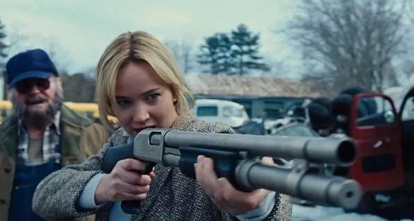 改编自真实故事,乔伊·曼加诺原本是一名普通的单身母亲,之后她凭借