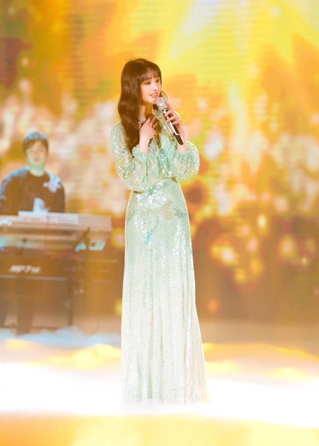 粉丝对郑爽唱歌和跳舞要求都不是太高,小爽只要站在那里就美成了一幅