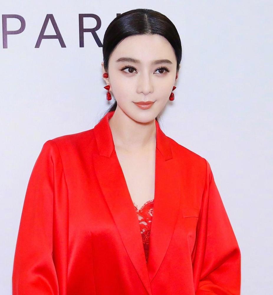 范冰冰衣品霸气回归!红色蕾丝内搭 红色大衣优雅迷人,气场全开