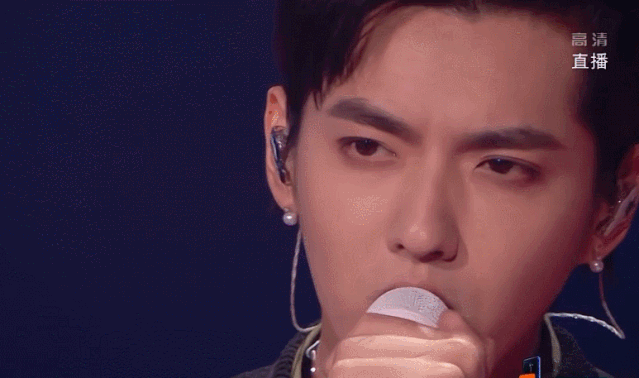 明星wink大赏肖战眼睛无神蔡徐坤挤眉弄眼刘亦菲很标准
