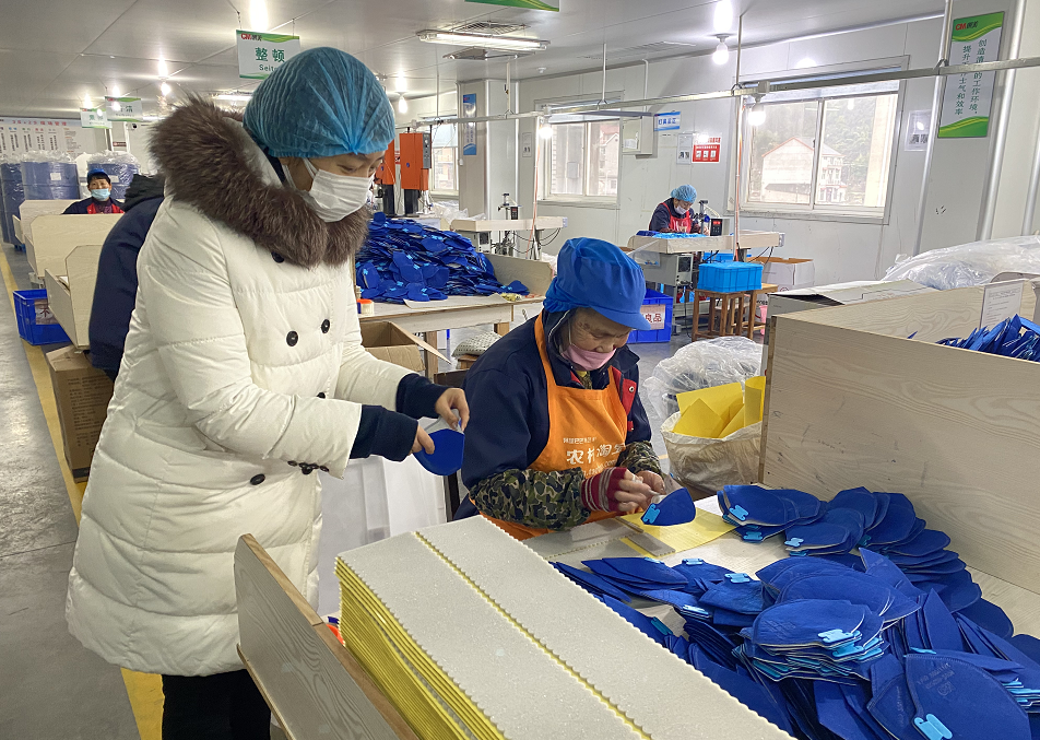 直击全国口罩生产一线大年三十儿早7点开工赶不上团圆宴